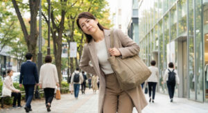 バッグの持ち方で腰痛に？体のメカニズムと改善方法をわかりやすく解01