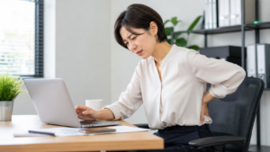 秋津 　背中の痛み　パソコン01